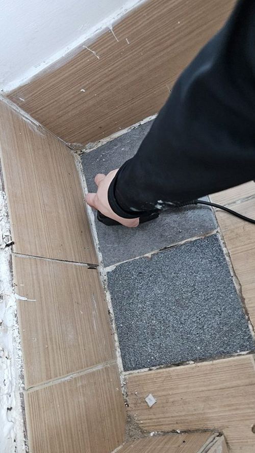 영도구 누수탐지 베란다 벽면 얼룩 위치와 창틀 하단 상태를 점검하는 모습